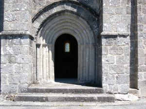 L’église Saint Etienne bâtie en granit au XIIème siècle, puis modifiée au XVIIIème siècle est inscrite à l’inventaire des monuments historiques depuis le 20 juillet 1972.  L’enclos paroissial présente un caractère d’exception.
