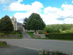 L’église Saint Etienne bâtie en granit au XIIème siècle, puis modifiée au XVIIIème siècle est inscrite à l’inventaire des monuments historiques depuis le 20 juillet 1972.  L’enclos paroissial présente un caractère d’exception.