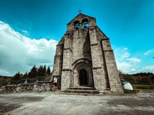 L’église Saint Etienne bâtie en granit au XIIème siècle, puis modifiée au XVIIIème siècle est inscrite à l’inventaire des monuments historiques depuis le 20 juillet 1972.  L’enclos paroissial présente un caractère d’exception.