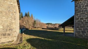 L’église Saint Etienne bâtie en granit au XIIème siècle, puis modifiée au XVIIIème siècle est inscrite à l’inventaire des monuments historiques depuis le 20 juillet 1972.  L’enclos paroissial présente un caractère d’exception.