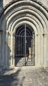 L’église Saint Etienne bâtie en granit au XIIème siècle, puis modifiée au XVIIIème siècle est inscrite à l’inventaire des monuments historiques depuis le 20 juillet 1972.  L’enclos paroissial présente un caractère d’exception.